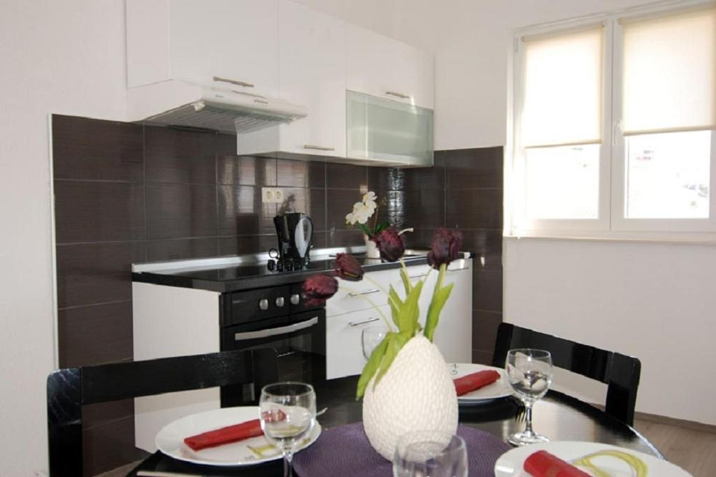 Apartments Central - 40M From The Beach Trogir Zewnętrze zdjęcie