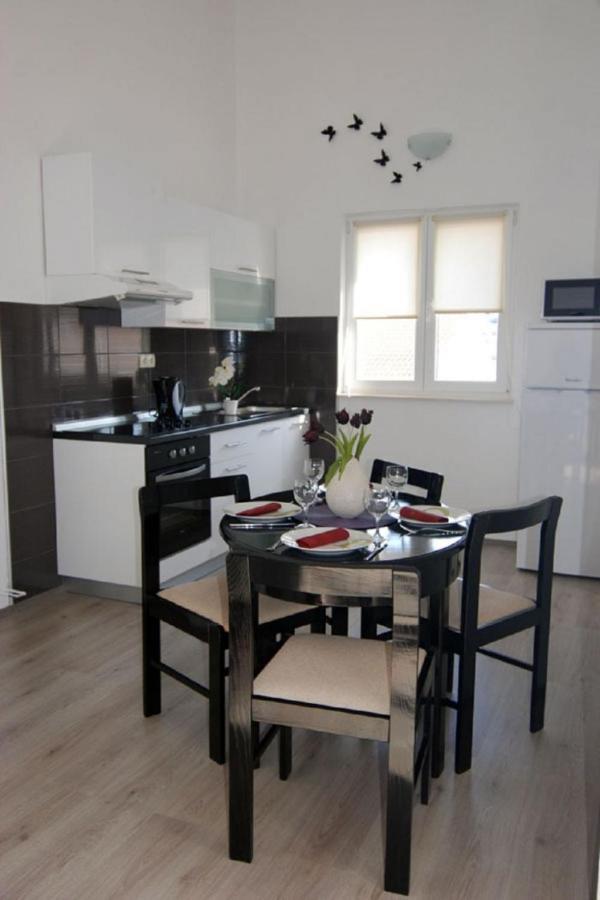 Apartments Central - 40M From The Beach Trogir Zewnętrze zdjęcie